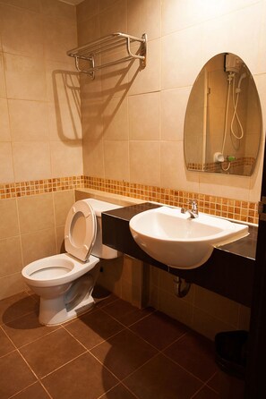 A bathroom with a toilet, sink, and shower. - ZEN Rooms Vibhavadee-Rangsit (Bangkok)