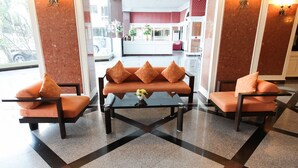 Lobby sitting area - ZEN Rooms Bangchak (Bangkok)