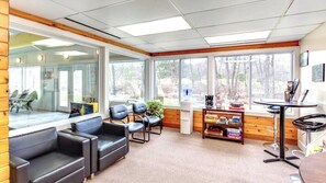 Lobby sitting area - Stony Court at Bryce Mountain by Coolvacay (Basye)