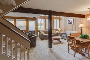 Standard Townhome, 2 Bedrooms, Non Smoking | Living area | 50-inch TV with cable channels, fireplace, books