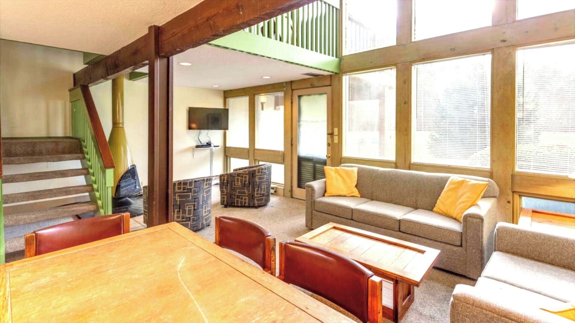 Standaard resortwoning, 2 slaapkamers, niet-roken | Woonruimte | Een 50-inch televisie met kabelzenders, een open haard en boeken