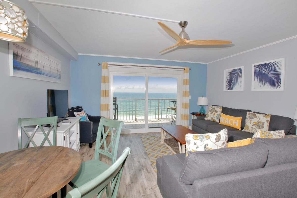 Condo, 1 habitación, vista al mar (1025) | Área de sala de estar | Televisión de pantalla plana de 52 pulgadas con canales digitales