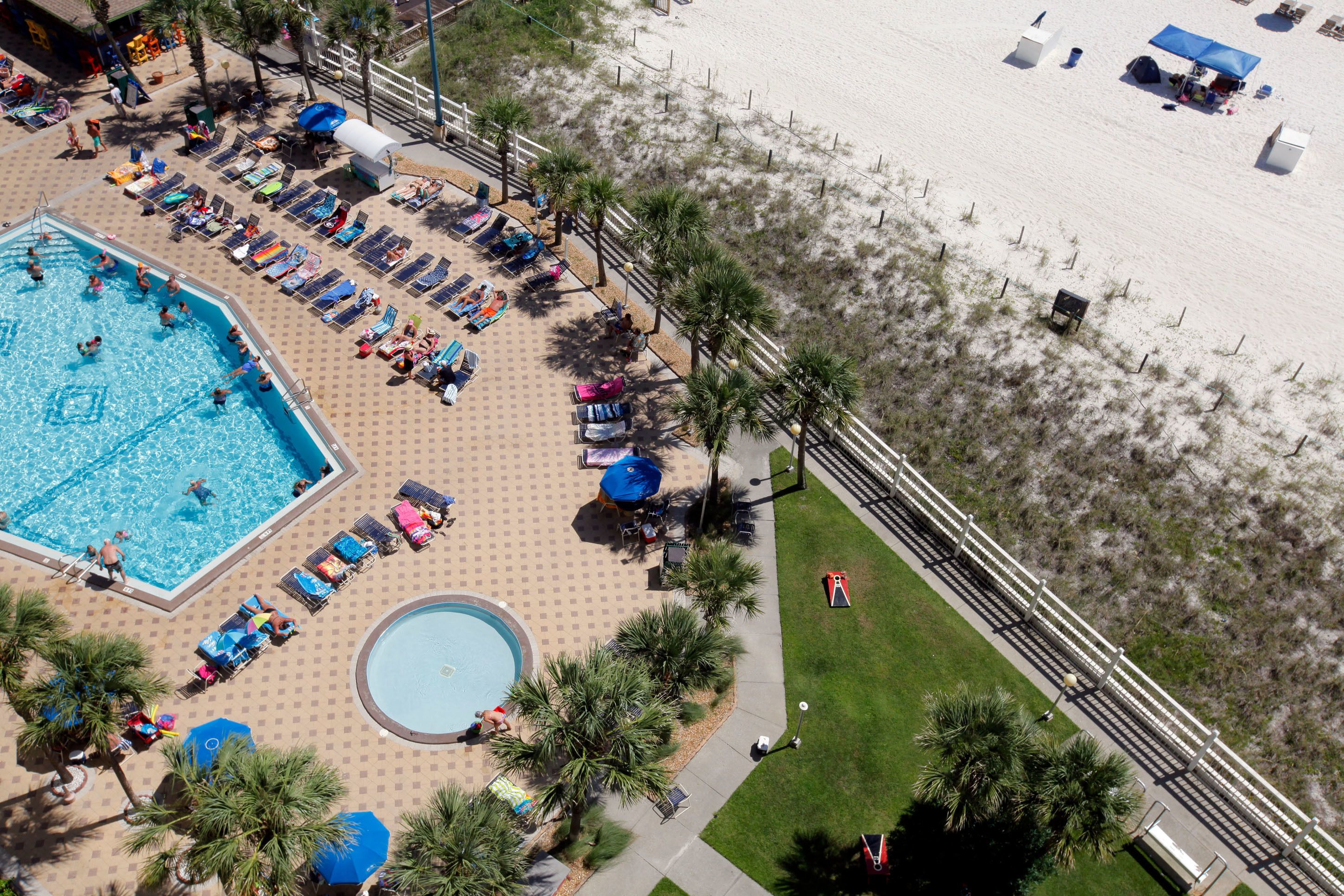 สระว่ายน้ำในร่ม, 2 สระว่ายน้ำกลางแจ้ง