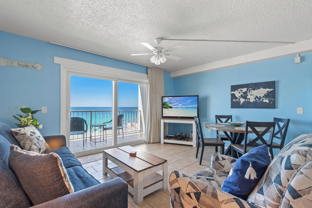 Apartment, 1 Schlafzimmer, Strandblick, Meerseite | Wohnbereich | 52-Zoll-Flachbildfernseher mit Digitalempfang, Fernseher