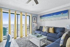 Condo, 1 Bedroom, Sea View (717) | Ruang tamu | 52 inci televisyen skrin rata dengan digital, TV 