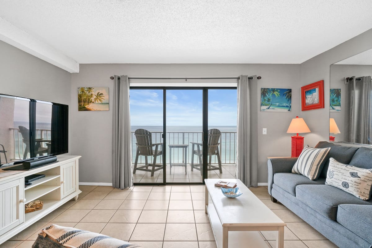 Condo, 1 habitación, vista al mar (1307) | Área de sala de estar | Televisión de pantalla plana de 52 pulgadas con canales digitales