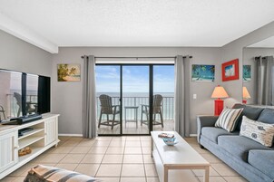 公寓式客房, 1 间卧室, 海景 (1307) | 起居区 | 52-英寸纯平电视 （配备数码频道）、电视