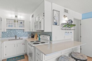 Condo, 1 Bedroom, Beach View, Oceanfront | Dapur peribadi | Peti sejuk/penyejuk beku saiz penuh, ketuhar gelombang mikro, ketuhar 