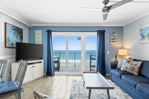 公寓式客房, 1 间卧室, 海景 (1005) | 起居区 | 52-英寸纯平电视 （配备数码频道）、电视