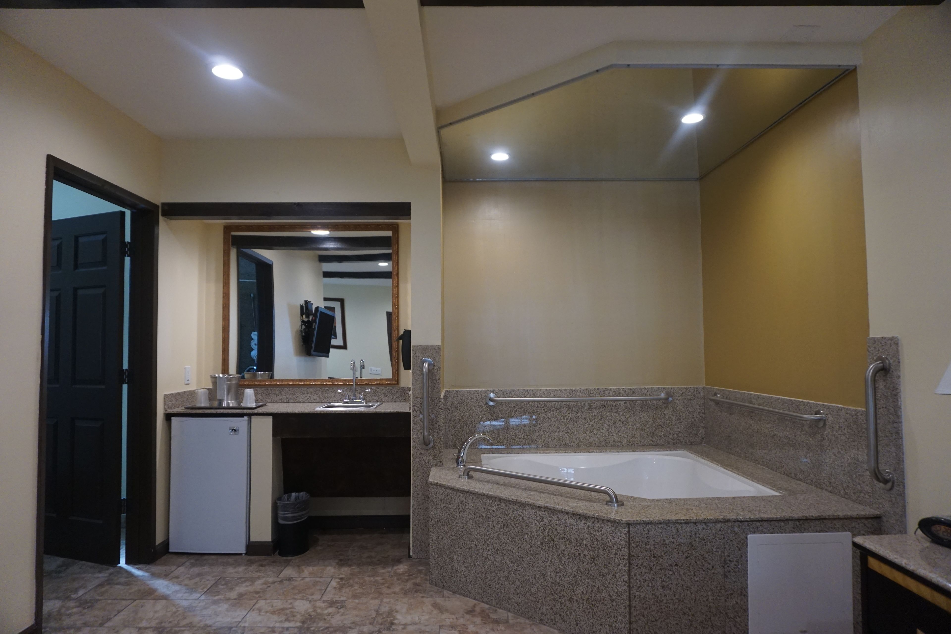 Romantic Room, 1 King Bed | Jetted tub