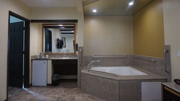 Romantic Room, 1 King Bed | Jetted tub