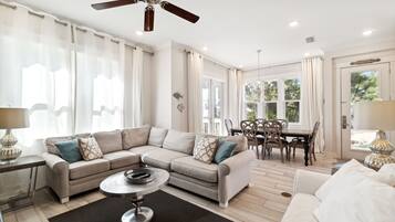 Stadtwohnung, 3 Schlafzimmer (Coastal Comfort) | Wohnbereich | 50-Zoll-Smart-TV mit Digitalempfang, Fernseher