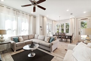 Townhome, 3 Bedrooms (Coastal Comfort) | Ruang tamu | 50 inci sebuah televisyen pintar dengan digital, TV 