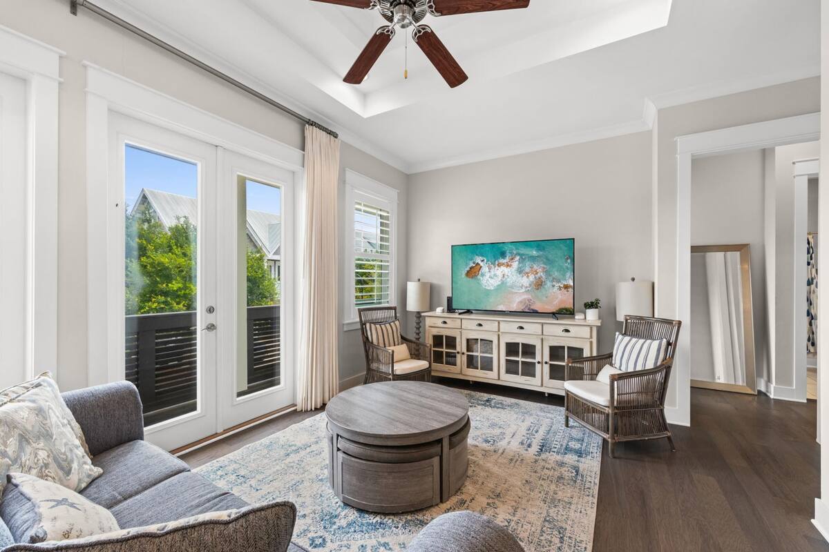 Townhouse, 2 soverom (The Anchorage) | Oppholdsområde | En 50-tommers smart-TV med digitale kanaler samt TV