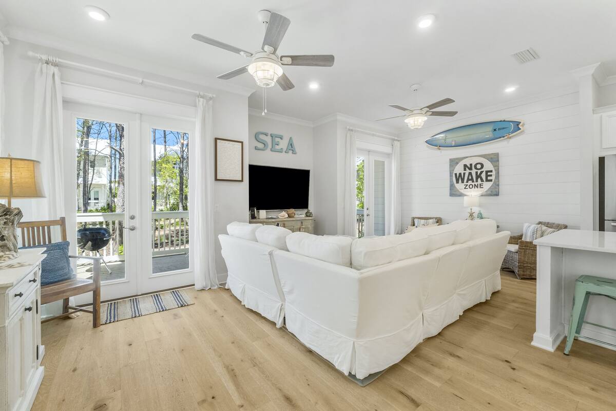 Townhouse, 3 soverom (Sea'n Sunsets) | Oppholdsområde | En 50-tommers smart-TV med digitale kanaler samt TV