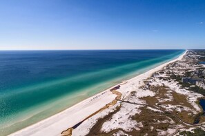 Una playa cerca, arena blanca, traslado desde/hacia la playa gratis