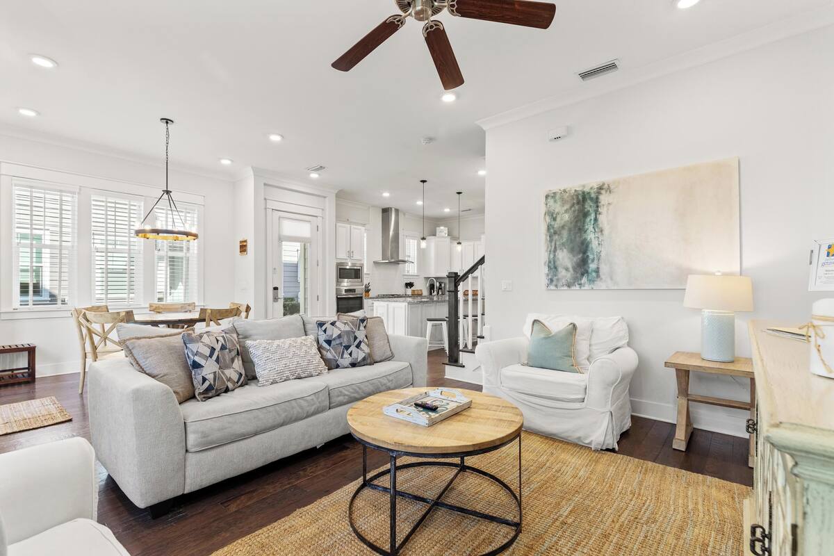 Townhouse, 3 soverom (Beachy Keen) | Oppholdsområde | En 50-tommers smart-TV med digitale kanaler samt TV