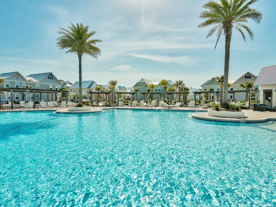 2 piscines extérieures, parasols de plage, chaises longues