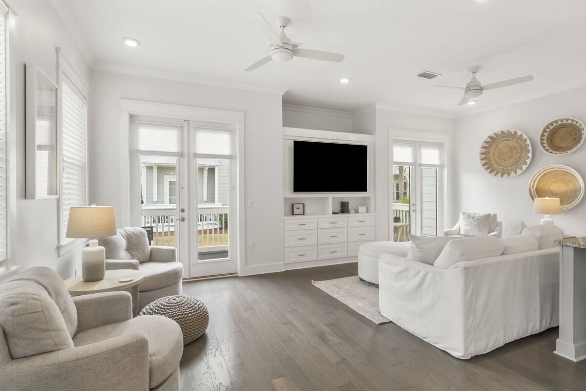 Townhouse, 3 soverom (Coastal Soul) | Oppholdsområde | En 50-tommers smart-TV med digitale kanaler samt TV