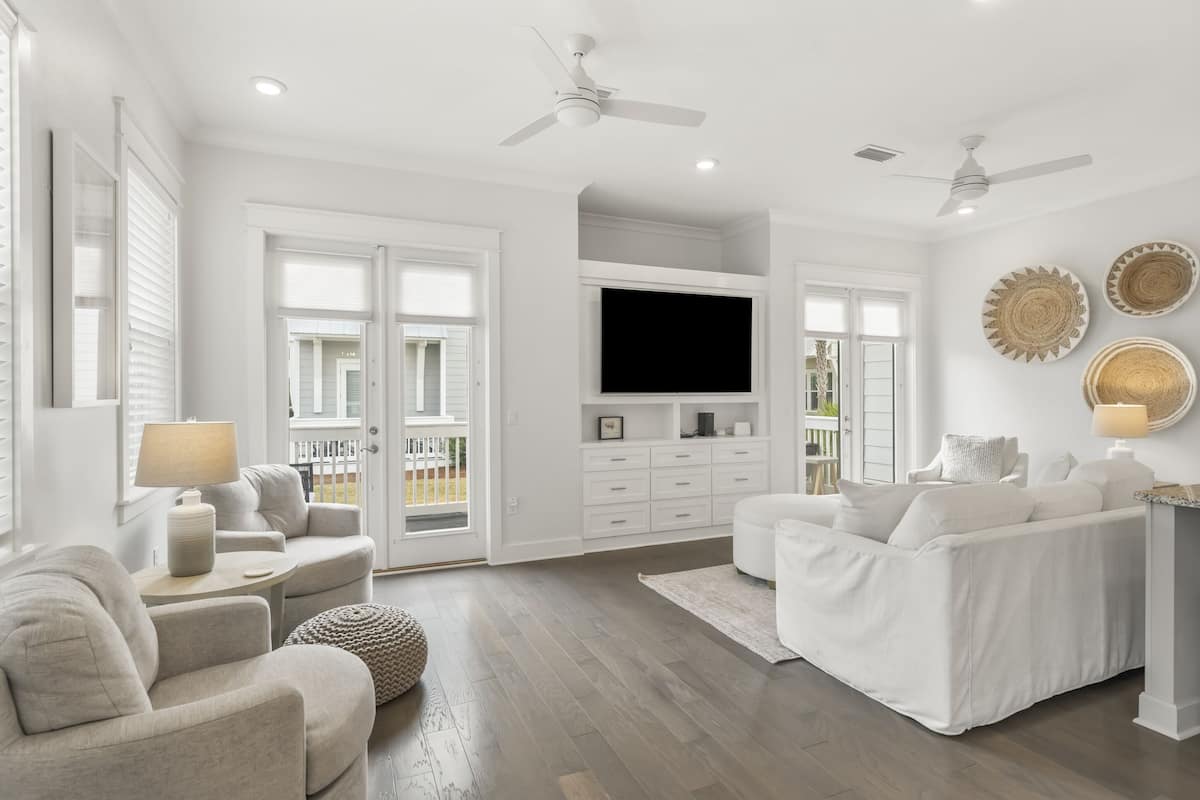 Casa de ciudad, 3 habitaciones (Coastal Soul) | Área de sala de estar | Smart TV de 50 pulgadas con canales digitales y televisión