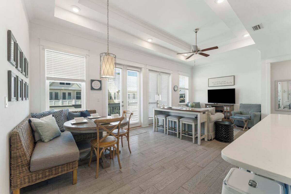 Townhouse | Oppholdsområde | En 50-tommers smart-TV med digitale kanaler samt TV