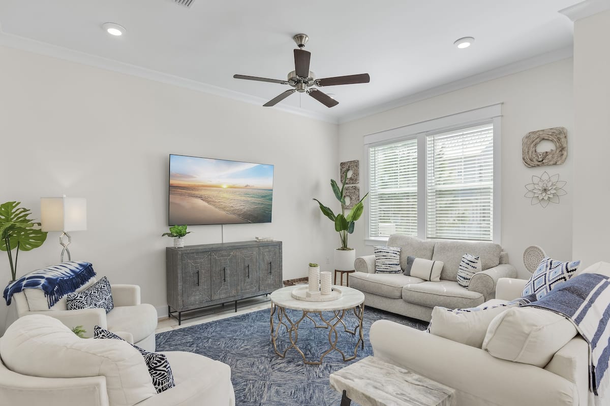 Casa de ciudad, 3 habitaciones (Just Beachin) | Área de sala de estar | Smart TV de 50 pulgadas con canales digitales y televisión