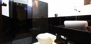 Dusche, kostenlose Toilettenartikel, Haartrockner, Handtücher