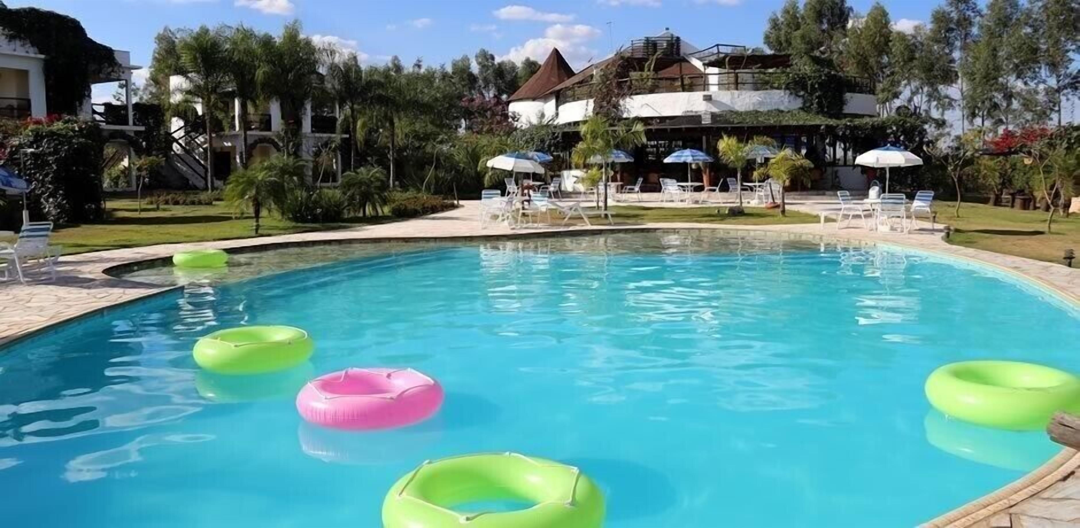 Piscina externa, guarda-sóis, espreguiçadeiras