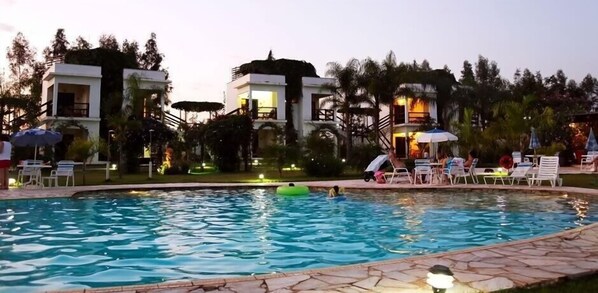 Outdoor pool, pool umbrellas, sun loungers