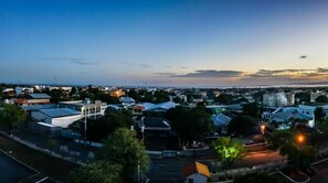 Un quartier résidentiel avec des maisons, des rues et un ciel dégagé.
