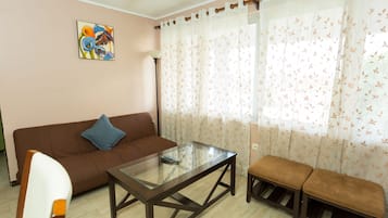 Premium Apartment, 2 Bedrooms, City View, Executive Level | Living room
