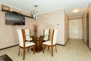 Premium Apartment, 2 Bedrooms, City View, Executive Level | In-room dining