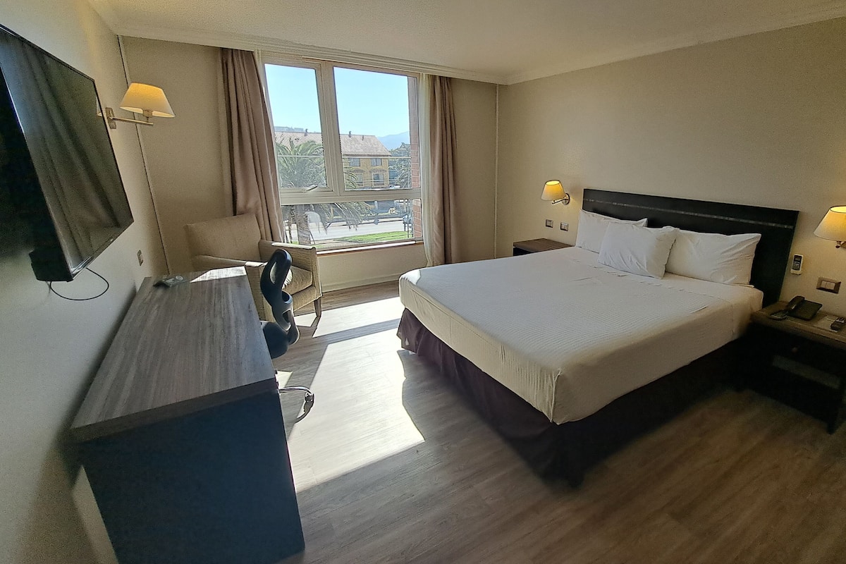 standard room | 1 bedroom, minibar, in-room safe, desk