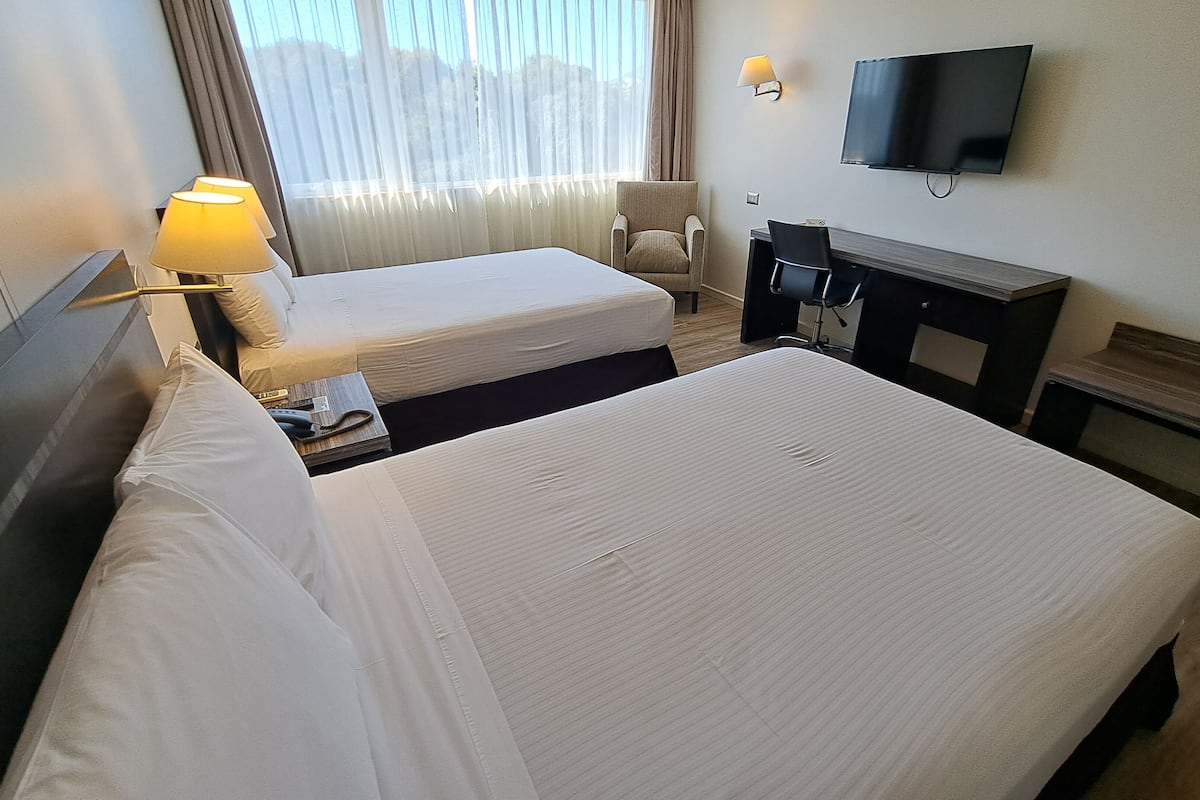 standard double room | 1 bedroom, minibar, in-room safe, desk