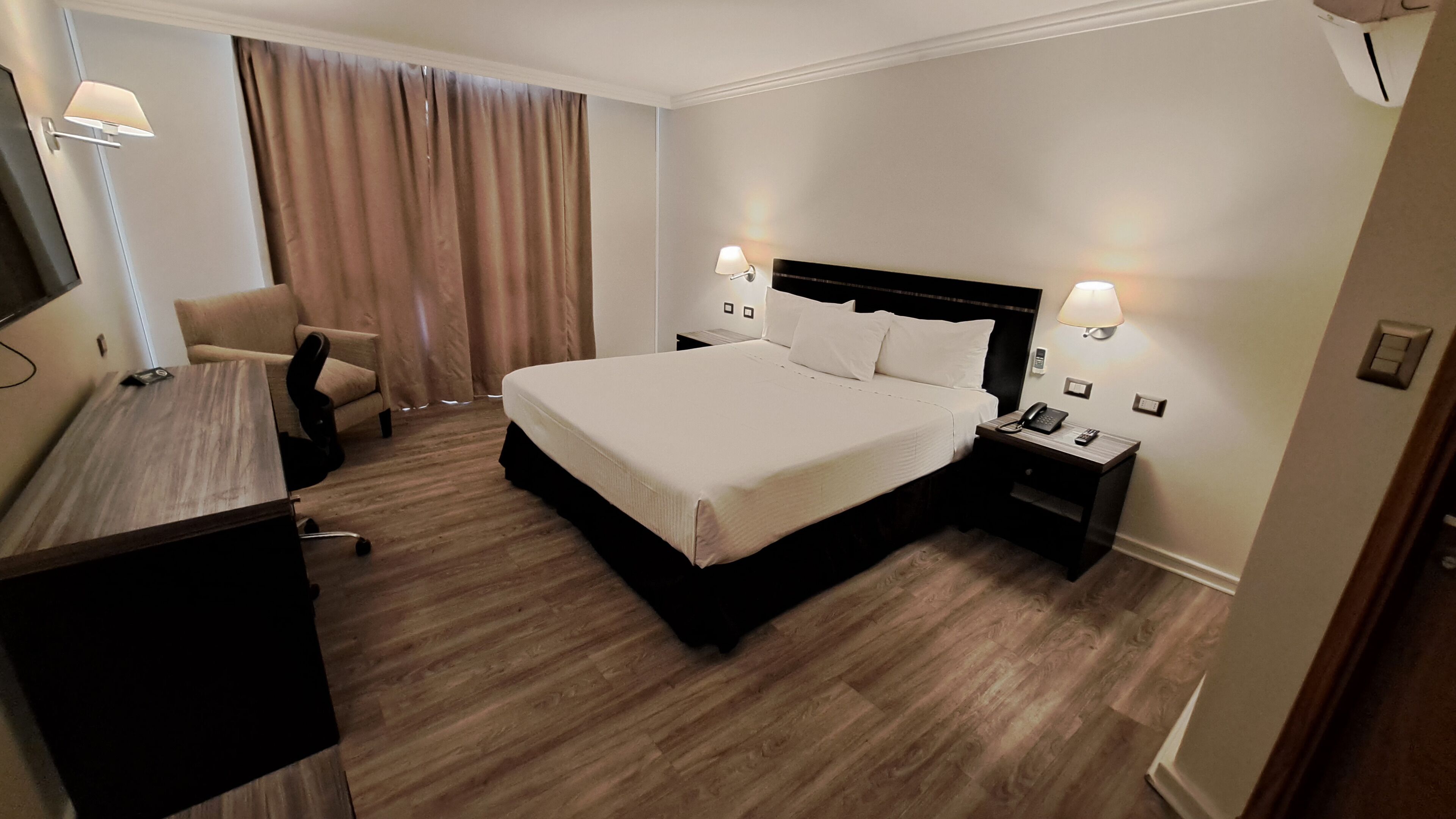 standard room | 1 bedroom, minibar, in-room safe, desk