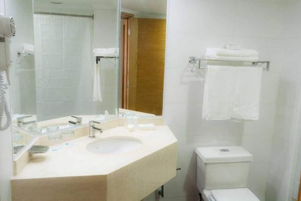 Bathroom | Combined shower/bathtub, free toiletries, hair dryer, towels