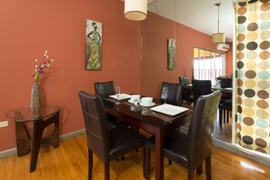 Departamento exclusivo, 1 habitación, vista a la ciudad, piso ejecutivo | Servicio a la habitación