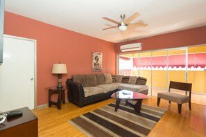 Departamento exclusivo, 1 habitación, vista a la ciudad, piso ejecutivo | Sala de estar | Televisión de pantalla plana de 50 pulgadas con canales por cable 