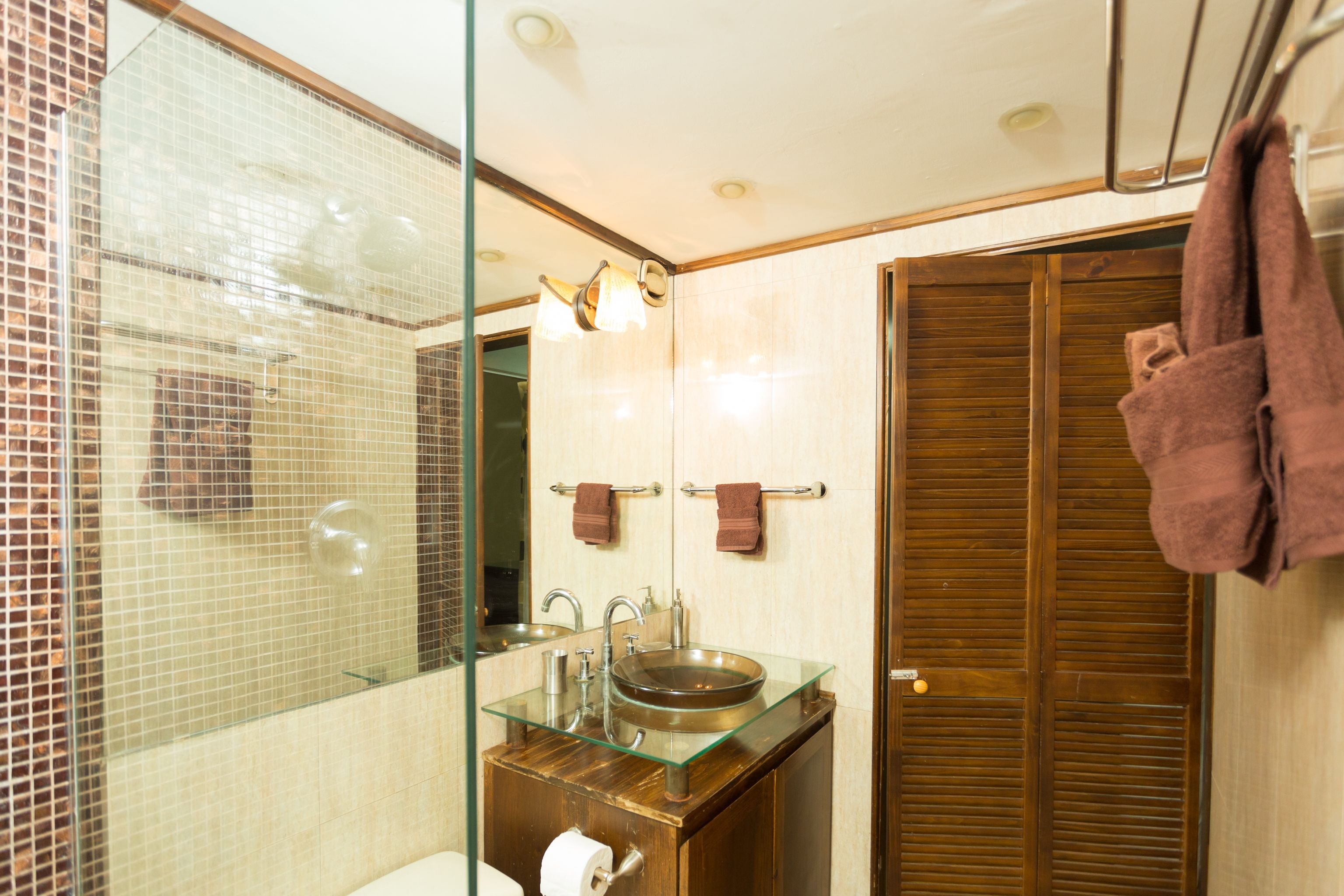 Apartamento exclusivo, 1 quarto, vista para a cidade, no andar executivo | Banheiro | Chuveiro/banheira combinados, produtos de toalete grátis