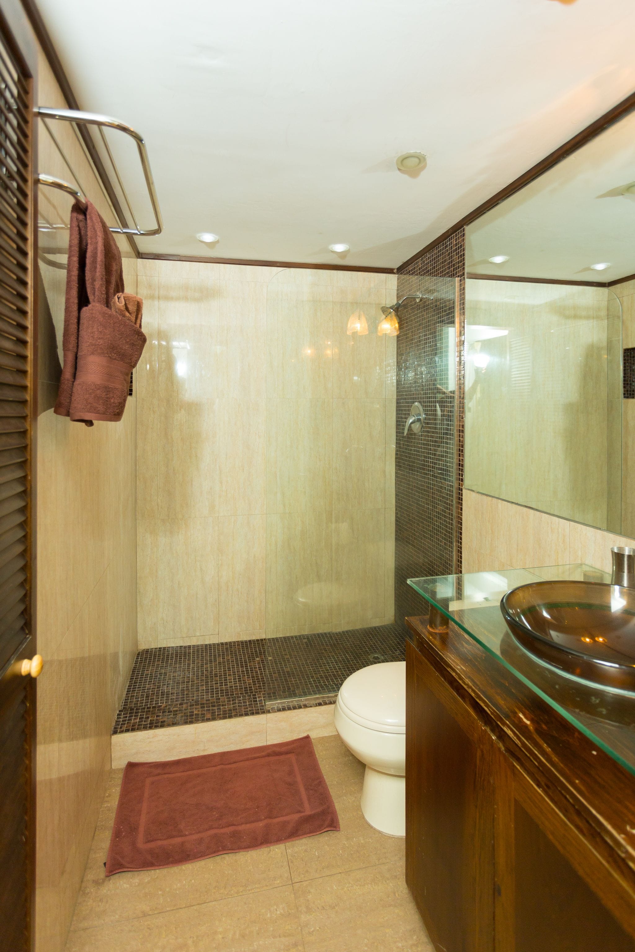 Departamento exclusivo, 1 habitación, vista a la ciudad, piso ejecutivo | Baño | Tina con regadera, amenidades de baño gratuitas, secadora de cabello 