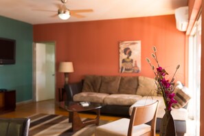 Living room - New Kingston Guest Apartments at Abbey (Kingston)