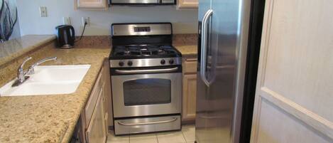 Single Room | Private kitchen | Fridge, microwave, oven, stovetop