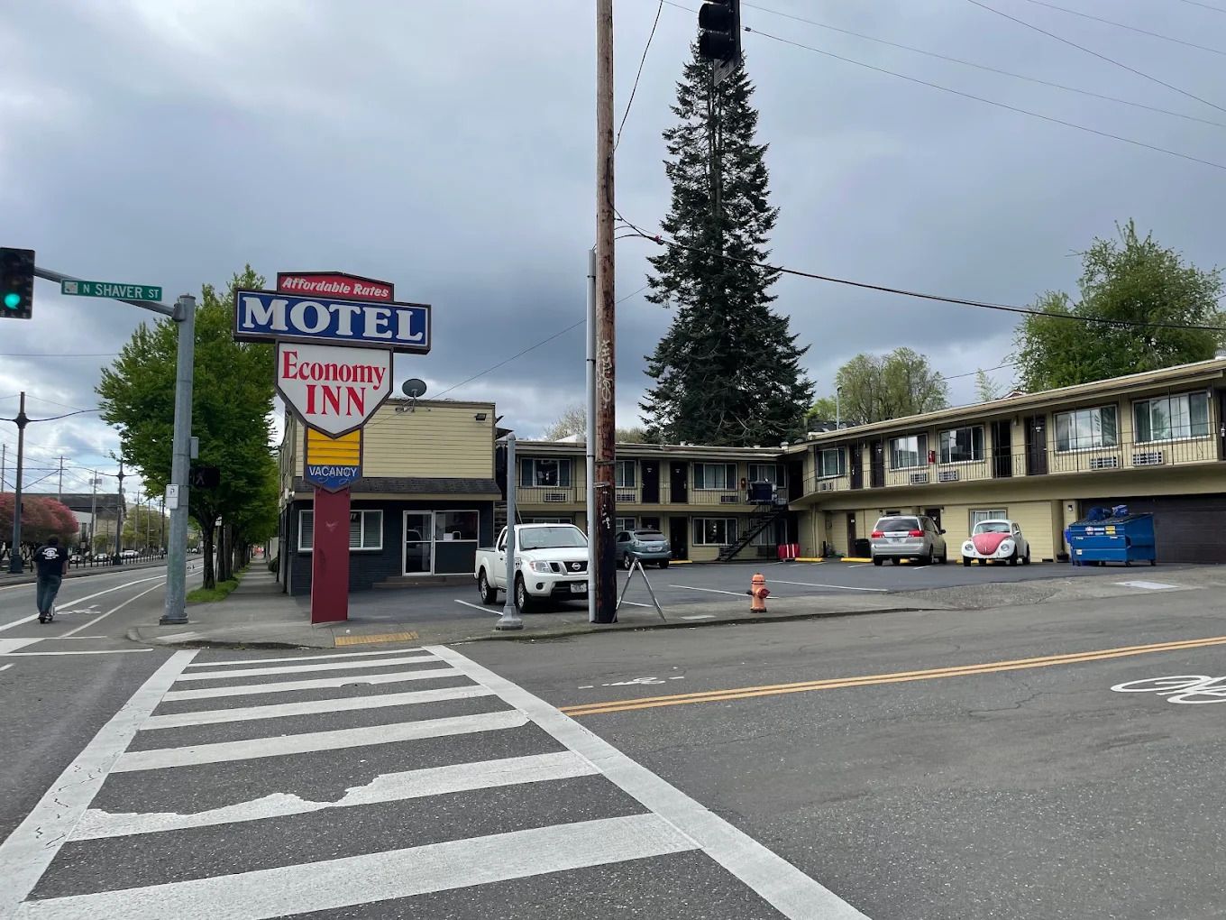 Un motel con un cartel que indica 'Economy Inn' y 'Tarifas asequibles' en N Shaver St.