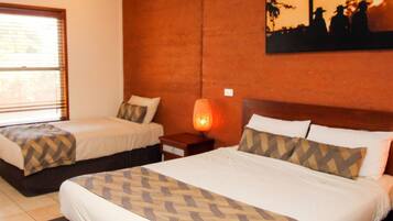 Standaard Twin kamer | Een bureau, een strijkplank/strijkijzer, beddengoed