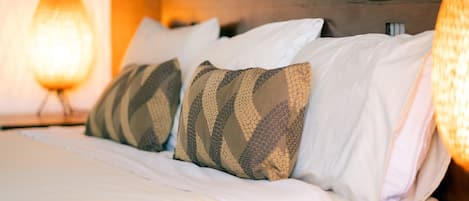 Executive kamer, 1 kingsize bed | Een bureau, een strijkplank/strijkijzer, beddengoed