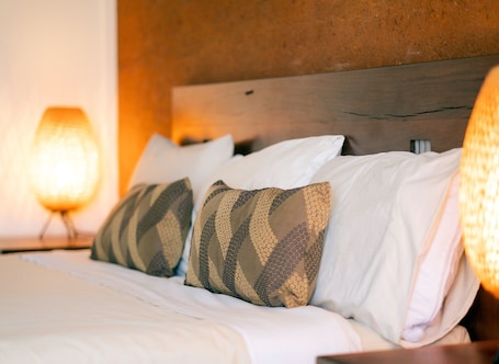 Standard Executive Room | Desk, iron/ironing board, bed sheets. Gidgee Inn Motel