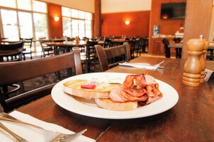 Desayuno a la carta (con cargo) los días de semana