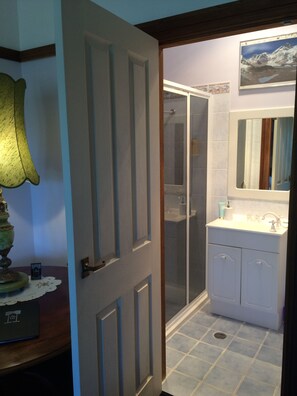 A bathroom with a shower, sink, and mirror. - The Laurels B&B Kangaroo Valley (Barrengarry)