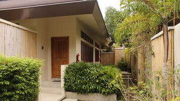 Garden Suite | Desk, bed sheets