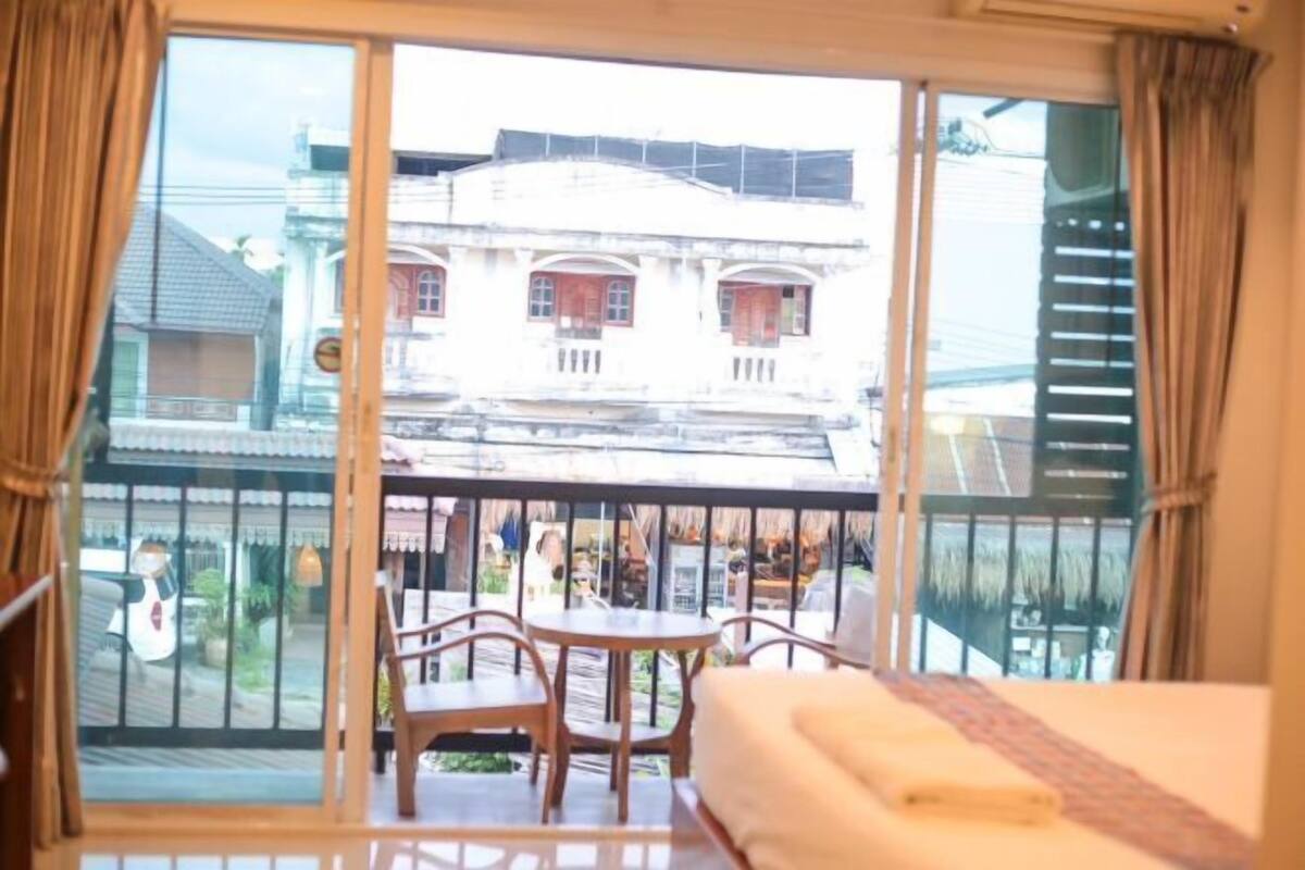 Escritorio, cortinas opacas, camas supletorias y wifi gratis